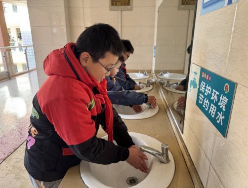 学生洗手